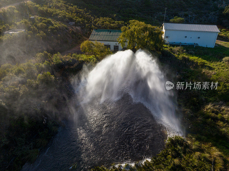 在西开普省，大量的水从大坝的水闸喷出来