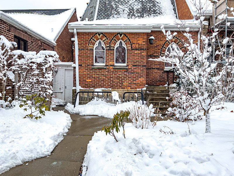 圣犹达圣公会教堂，加拿大哈尔顿地区奥克维尔镇的冬季景观