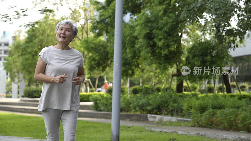 退休老妇人在公园慢跑健身