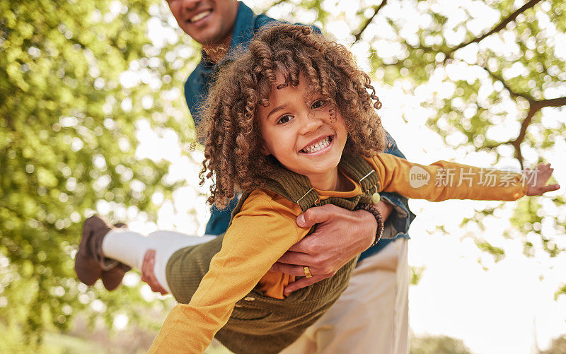 父亲，孩子和计划游戏在公园，户外或大自然在假期，自由或照顾与纽带。兴奋的小孩子，爸爸和秋千上飞机，快速和自由地玩假期在后院的树