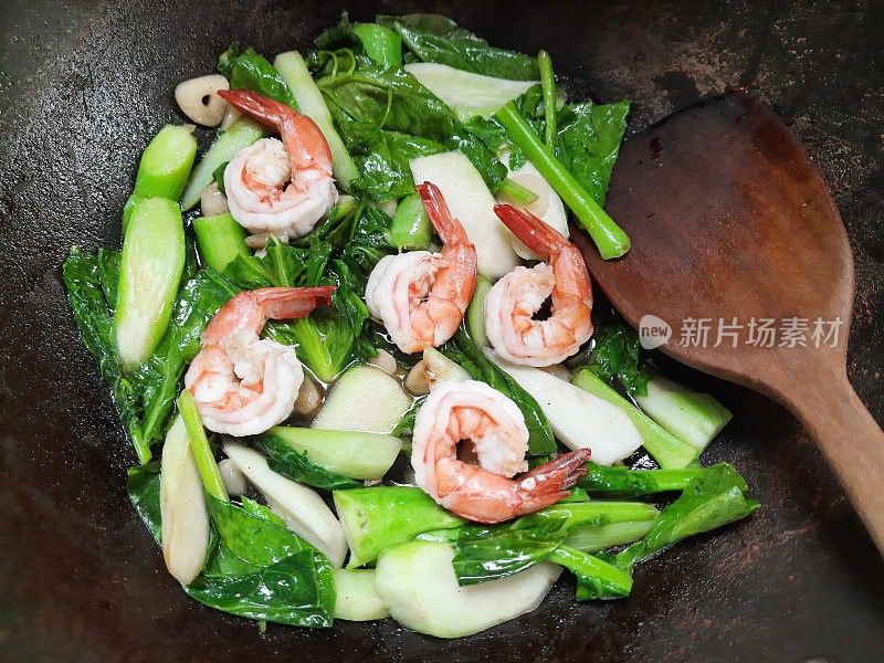 烹调炒羽衣甘蓝、蔬菜和虾-食物准备。