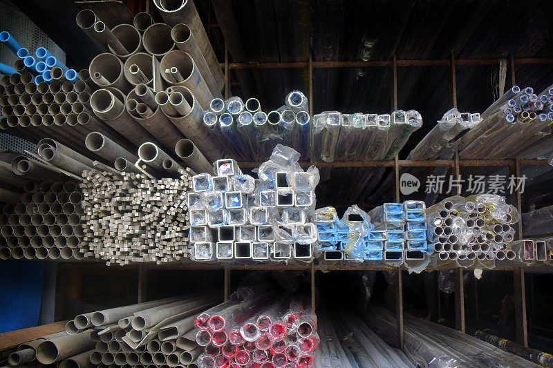 仓库货架上的金属型材和管材工业钢制品