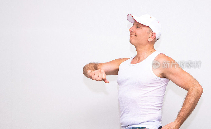 肖像，一名身穿白色t恤、头戴棒球帽的白人男子骄傲地行进。在浅色背景上。