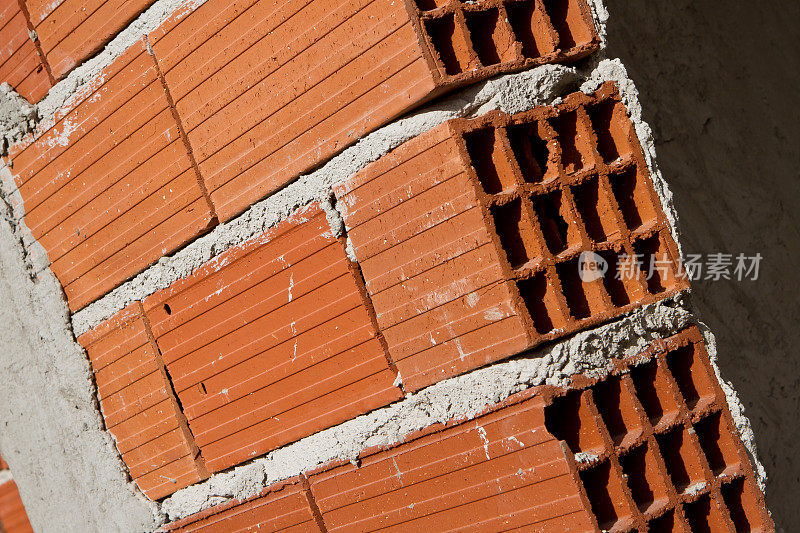 正在建设的建筑。外墙砖和水泥墙的细节