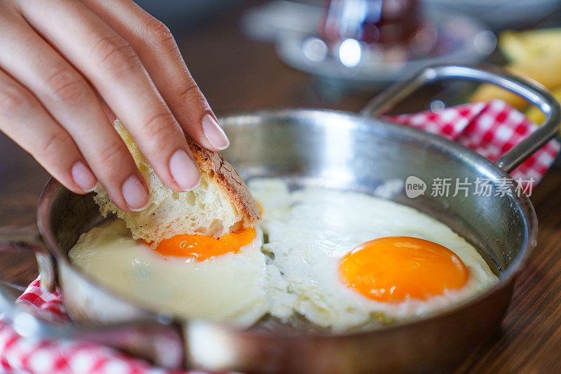 蘸面包炒鸡蛋在土耳其早餐