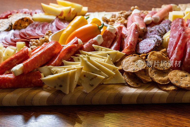 丰富的奶酪，肉类，和一个令人垂涎的烤布里干酪优雅的熟食板，一个烹饪交响曲的味道。