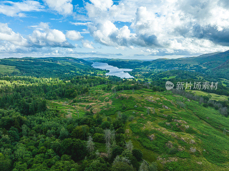 鸟瞰图Waterhead和Ambleside在湖区，一个地区和国家公园在坎布里亚郡在英格兰西北部