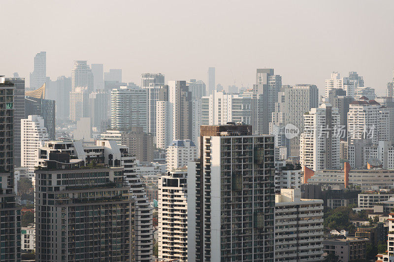 人群低层和高层住宅城市景观景观建筑住宅小区在泰国首都曼谷