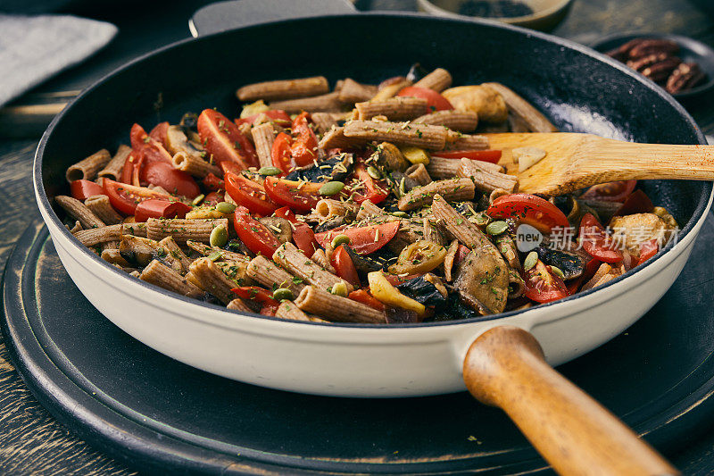 豪华蔬菜素食意大利面。幸福素食意面