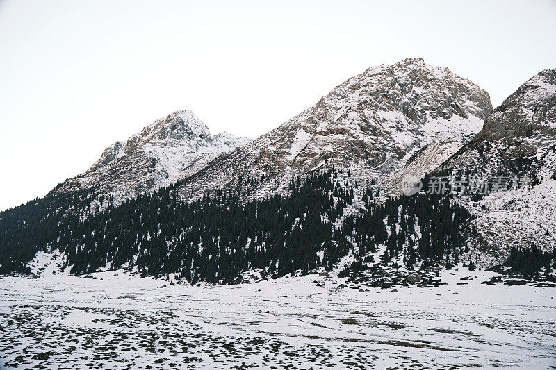 冬天的早晨，雪山峡谷一览无余