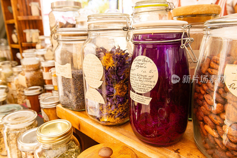 佛罗里达冬季花园的金盏花茶、可可和草药零售展示