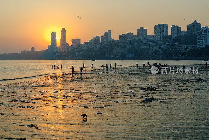 孟买日落时的Chowpatty海滩