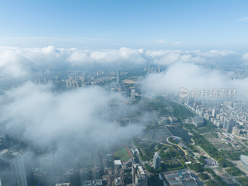 云和雾笼罩着城市