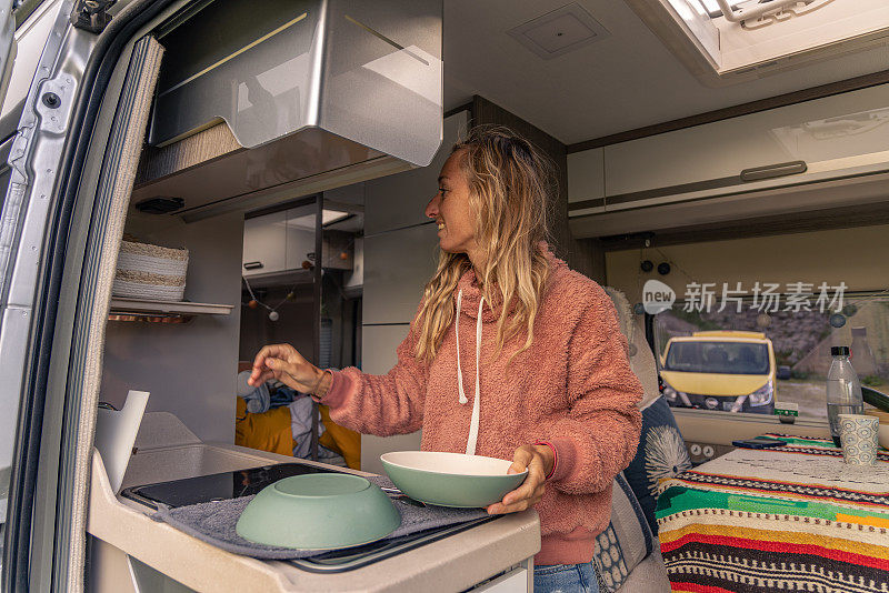 坐着露营车旅行的女人玩得很开心