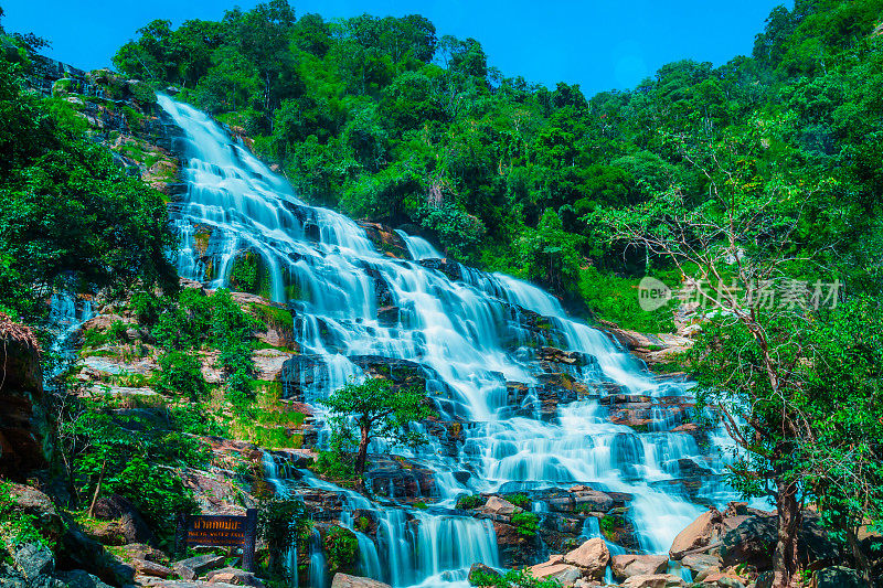 泰国清迈因他侬国家公园梅雅瀑布令人惊叹的森林深处大瀑布。翻译文本湄雅瀑布
