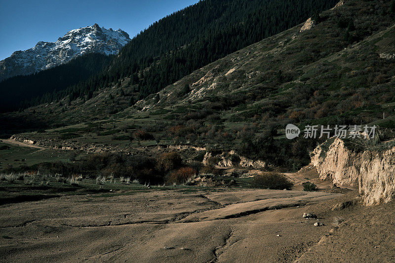 土山公路通往白雪皑皑的山峰