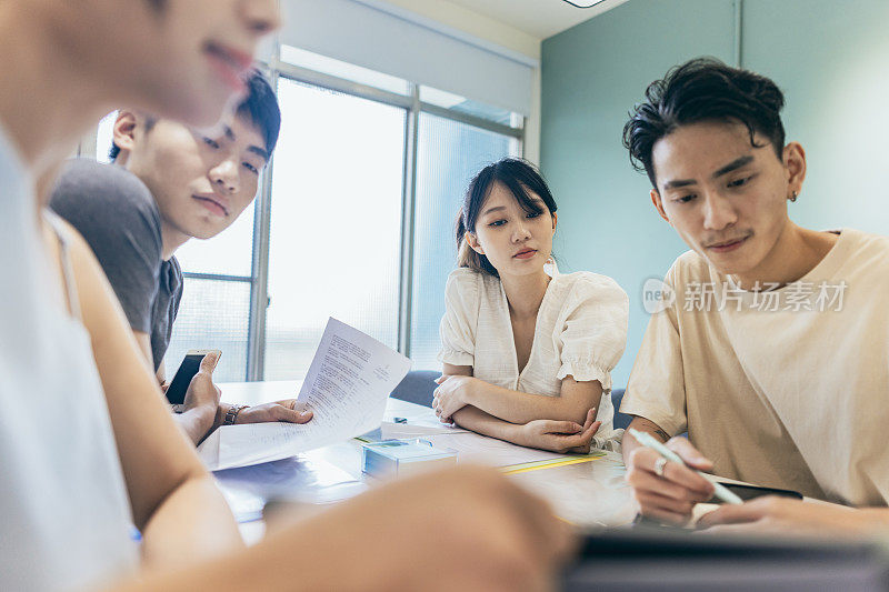 教室里充满了智力的活力，因为学生们积极参与思想交流，提出问题，并提供深思熟虑的回答。