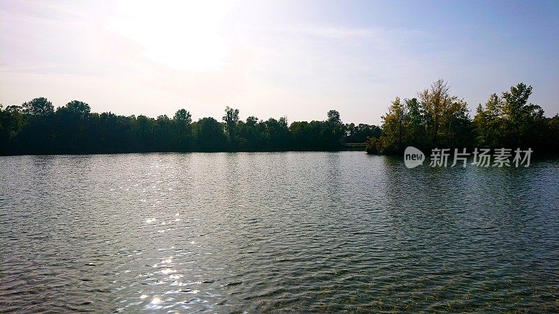 莱茵河附近的一个湖泊。