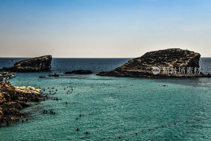 蓝色泻湖上的小岩石群岛，马耳他