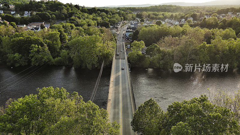 里海河大桥通往宾夕法尼亚州绿树成荫的核桃港