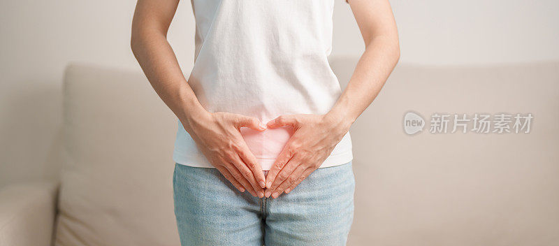 女人的手心形在腹部。卵巢癌和宫颈癌，子宫内膜异位症，子宫切除术，子宫肌瘤，生殖，月经，胃，妊娠和性传播疾病的概念