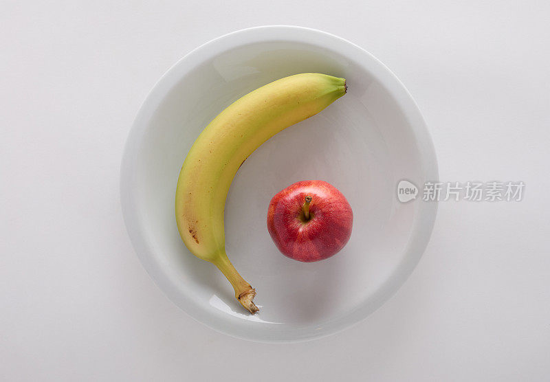 苹果香蕉，白色盘子，白色背景