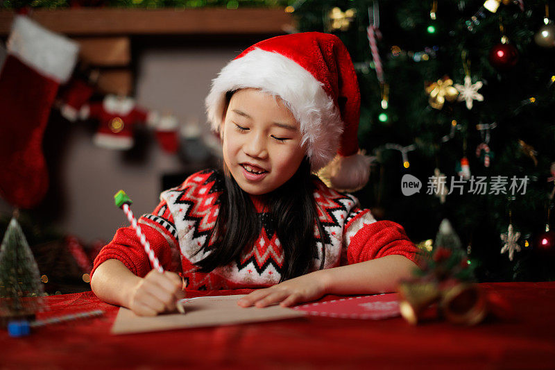 小女孩给圣诞老人写信