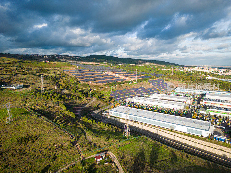 在葡萄牙，太阳能电池板和相关车队的物流中心鸟瞰图