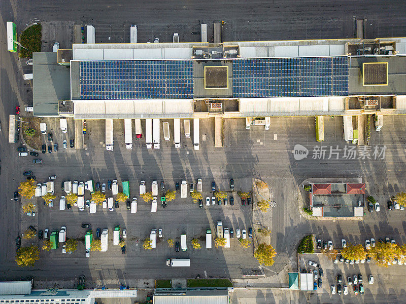 在葡萄牙，太阳能电池板和相关车队的物流中心鸟瞰图