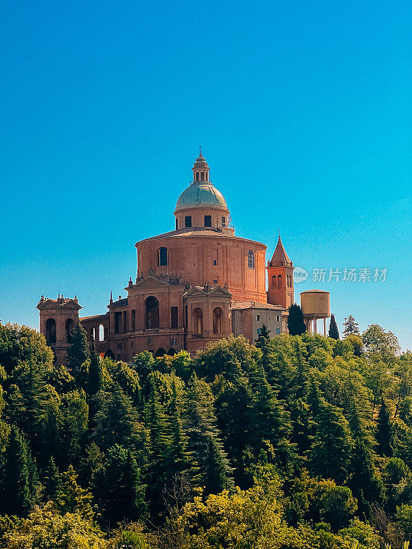 意大利博洛尼亚圣卢卡圣母圣殿的远摄视图