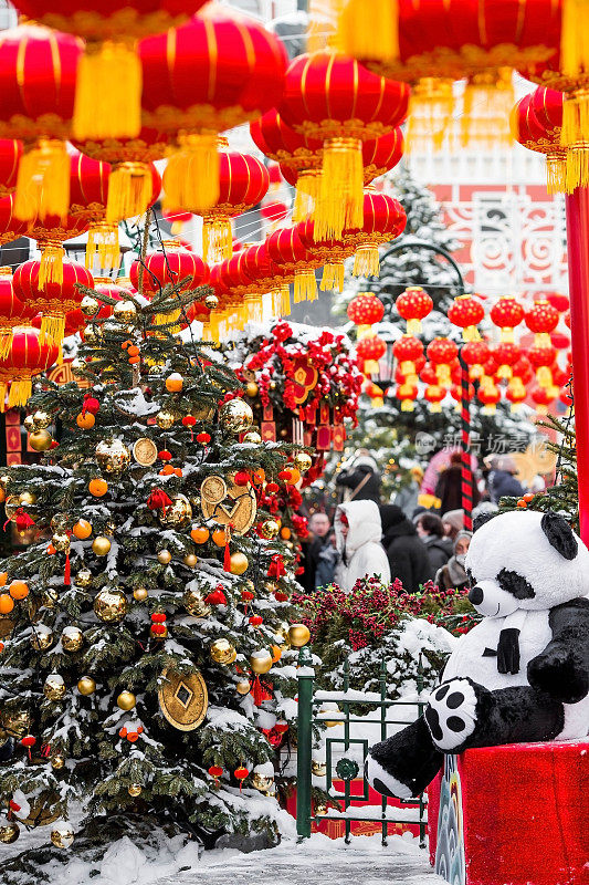 莫斯科特维尔大街上的毛绒熊猫和中国红色的圣诞灯笼。特写镜头。2024年中国新年首次在莫斯科举行。
