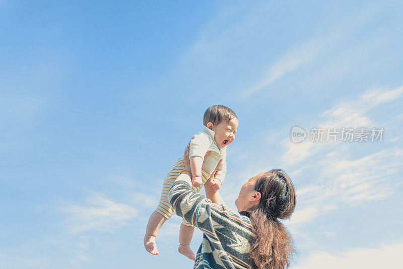 老奶奶把孙子(11个月大)举到空中