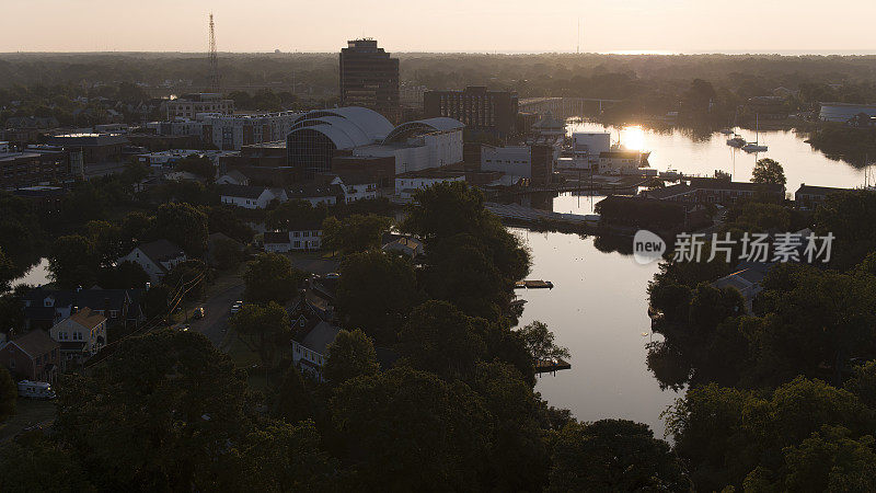 水湾市中心在日出的阳光下变得活跃起来。小型住宅和商业区对汉普顿，弗吉尼亚州。鸟瞰图