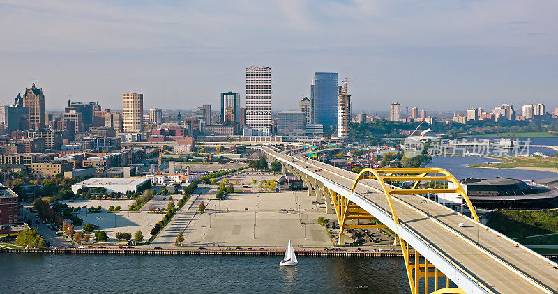 威斯康辛州密尔沃基市中心鸟瞰图，框架中的丹尼尔·w·霍恩纪念桥