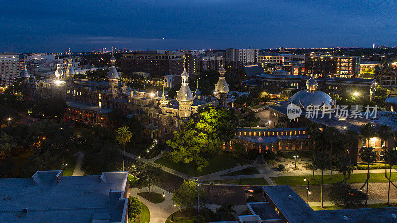 坦帕大学夜景鸟瞰图。