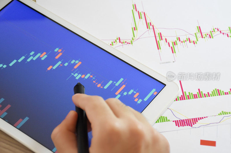 商人分析股票市场数据和加密货币数据图表与数字平板电脑和文件