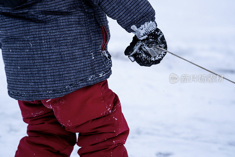 一家人在冬天滑雪。