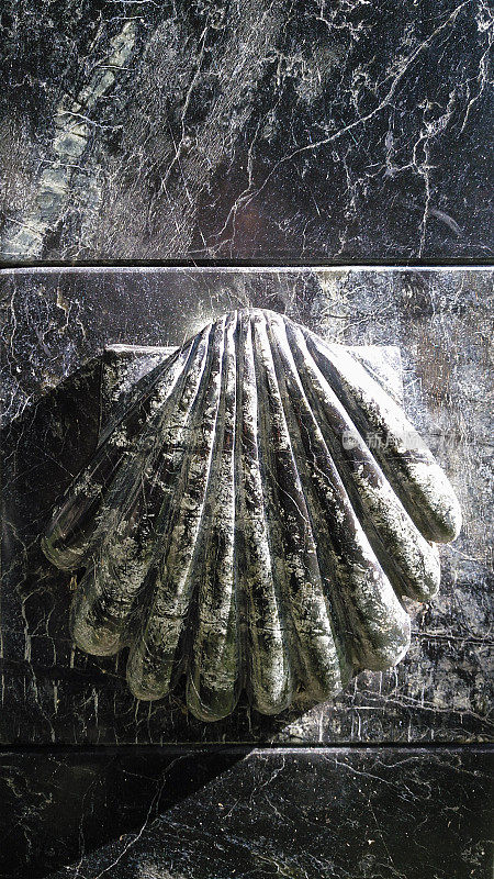 圣地牙哥卡米诺，象征着朝圣者的扇贝大理石雕刻而成。