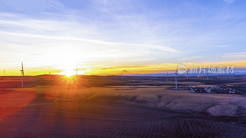 俄勒冈州日落时分的风力涡轮机鸟瞰图