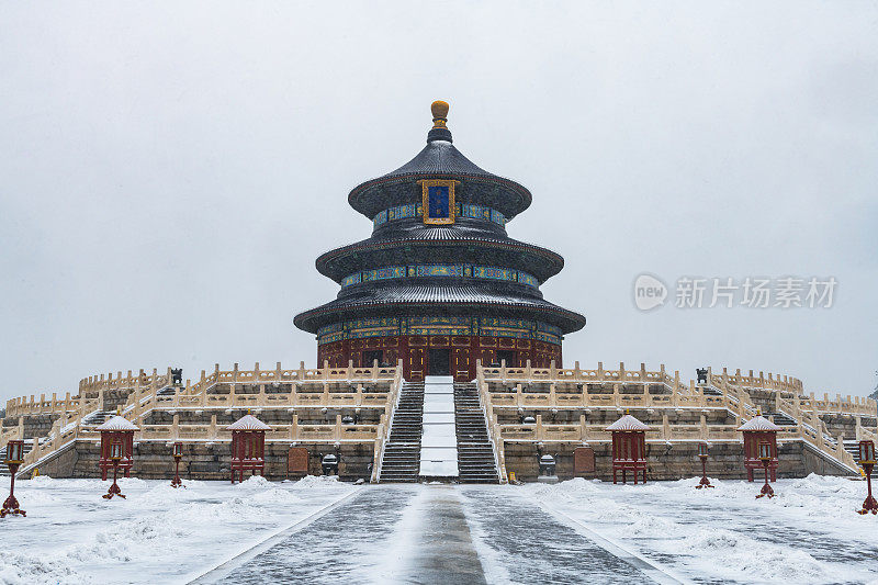 天坛祈福堂位于中国北京，是在一个下雪的冬日里“n”n