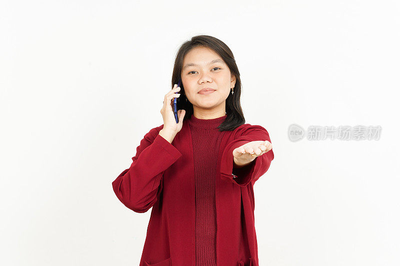 穿着红色衬衫的亚洲美女用智能手机聊天