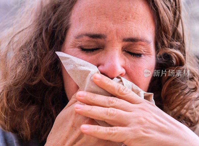 真实的人，真实的生活:成熟的女人打喷嚏有症状