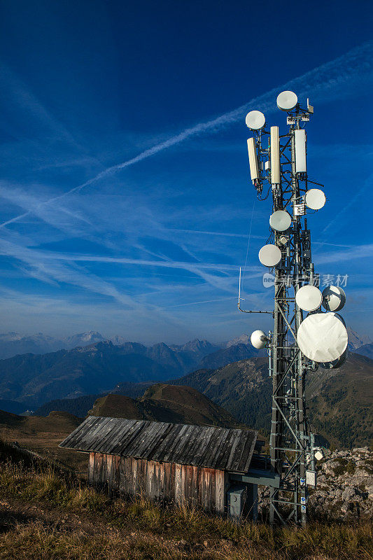 白云石山上一座偏远的户外电信塔