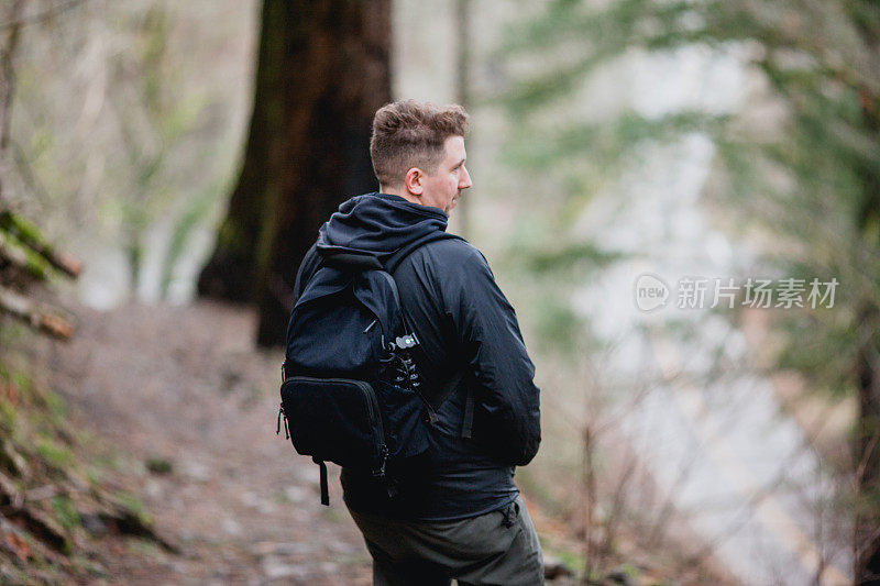 男性徒步旅行者在俄勒冈州的森林小径上行走