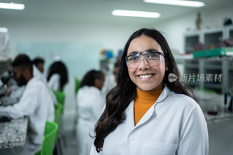 实验室里一个快乐的学生的肖像