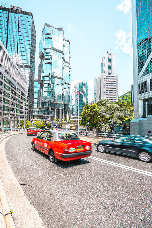 香港市区街道上车辆行驶