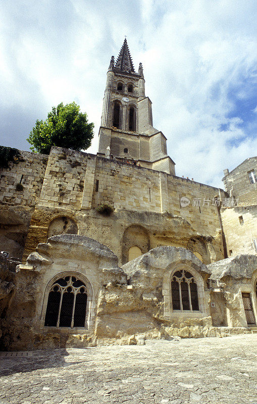 法国圣爱美浓中心的巨石教堂