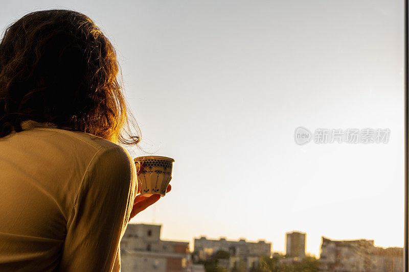 在日落时分喝杯咖啡