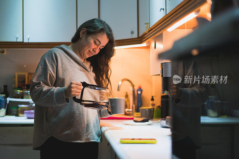 往杯子里倒咖啡的女人