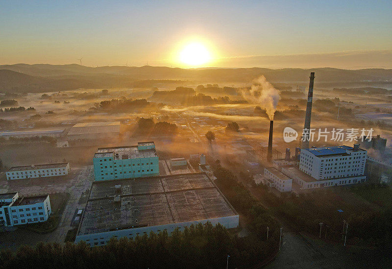 电厂和城市在中国北方的日出时刻